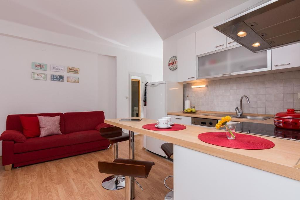 Near Old Town - Free Parking Apartman Zára Kültér fotó